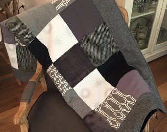 Donkergrijs dekbed. Moderne patch-quilt. U KIES DE GROOTTE. Comfortabele, gezellige handgemaakte beddengoedquilt. Lappendeken bedrukte quilt. Grijze dekbed. Geheugendeken