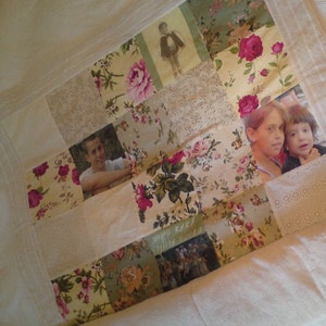 Può includere: Una trapunta patchwork con quadrati di tessuto floreale e foto di persone. La trapunta ha uno sfondo bianco ed è realizzata con una varietà di tessuti, tra cui pizzo e stampe floreali. Le foto sono di diverse età e mostrano persone che sorridono e appaiono felici. La trapunta è un bellissimo e sentimentale pezzo d'arte.