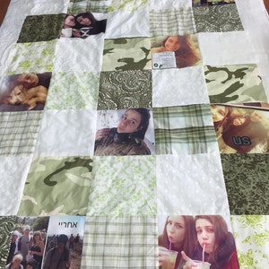 Könnte beinhalten: Eine weiße Steppdecke mit Patchwork-Muster, das verschiedene grüne Muster und Fotos von Menschen zeigt. Die Steppdecke hat einen weißen Hintergrund mit grünen Quadraten und Rechtecken. Die Fotos sind in verschiedenen Größen und Formen und in einem zufälligen Muster angeordnet. Die Steppdecke ist aus einem weichen, bequemen Stoff gefertigt und perfekt zum Kuscheln auf der Couch.