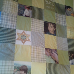 Può includere: Una trapunta patchwork verde, gialla e bianca con una stella di David al centro. La trapunta contiene foto di bambini e il nome "KAZ" ricamato su di essa.
