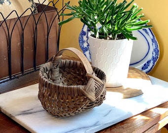 Fabulous Harvest or Egg Gathering Basket       Vintage Style!