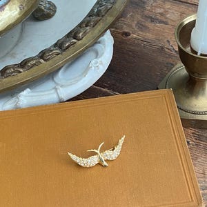 Beautiful Vintage Bird Brooch    Terrific Sparkle from Stones on Wings and Eyes