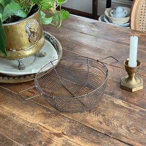 Cesta de alambre francesa vintage con asas, decoración de cocina de estilo rústico europeo.