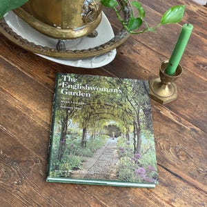 Der Garten der Engländerin Antikes Dekor für einen Kaffeetischstapel oder eine Hausbibliothek