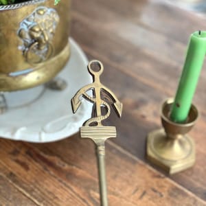 Beautiful Brass Shoehorn from England    Nautical Motif!