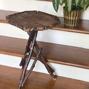 Magnifico tavolo in rametti in stile Adirondack fatto a mano, stile folk primitivo, aggiungi un tocco rustico al tuo arredamento