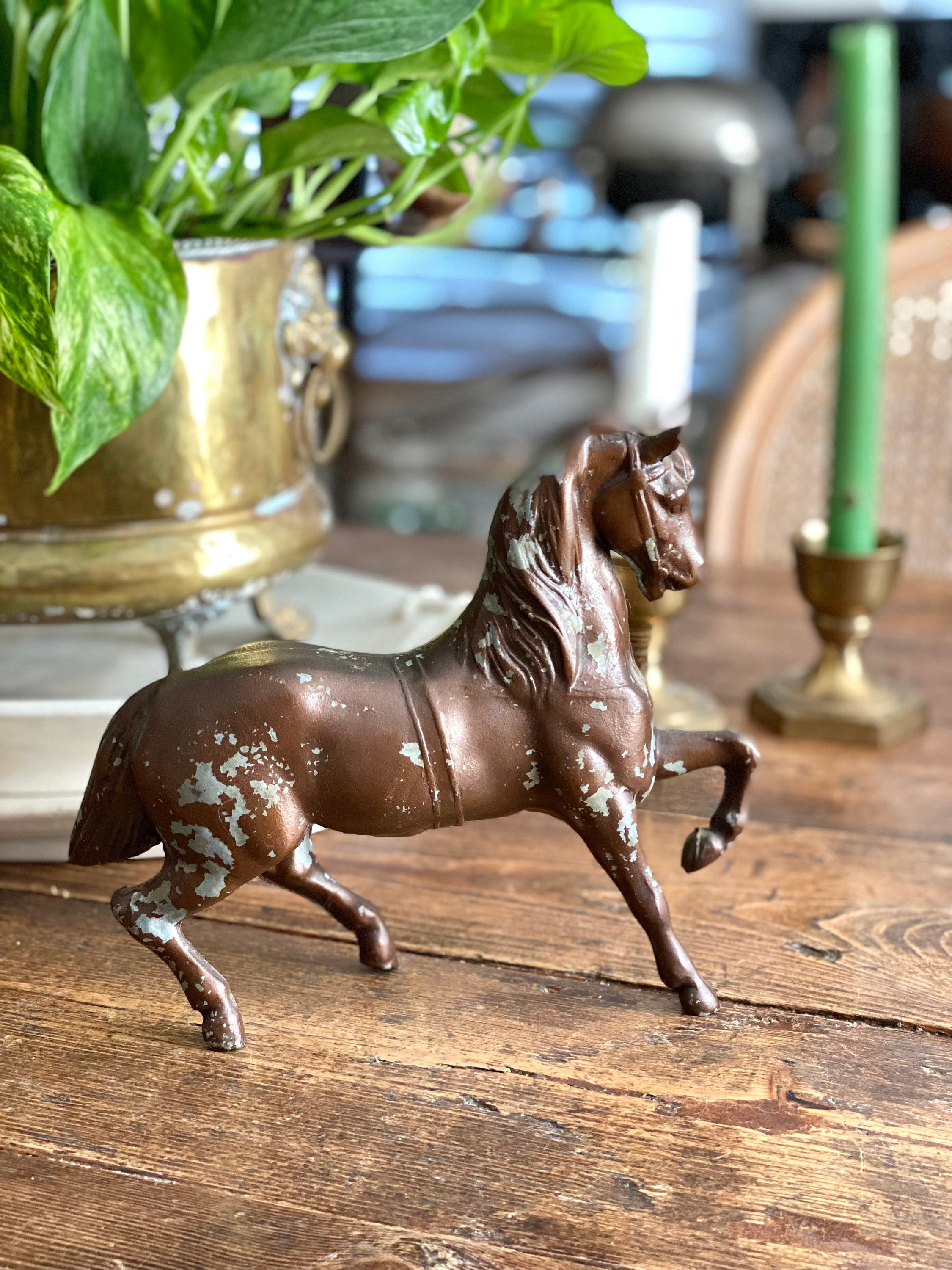 Fantástica estantería de libros con decoración de caballo de metal vintage