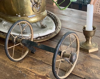 Antieke metalen wielen: industriële decoratiestukken of plankhouder