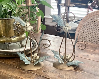 Schattig paar kandelaars van metaal in Italiaanse stijl, perfect voor op de veranda