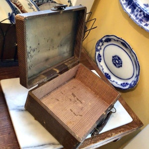 Wunderschöner antiker Koffer, Reisekoffer mit Spiegel, stilvoller Stapel oder Stauraum Bild 2