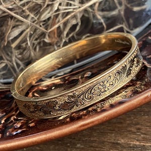 Beautiful Antique 12k Gold Filled Taille D&#39;Epargne Hinged Bangle Bracelet   So Wonderfully Etched!