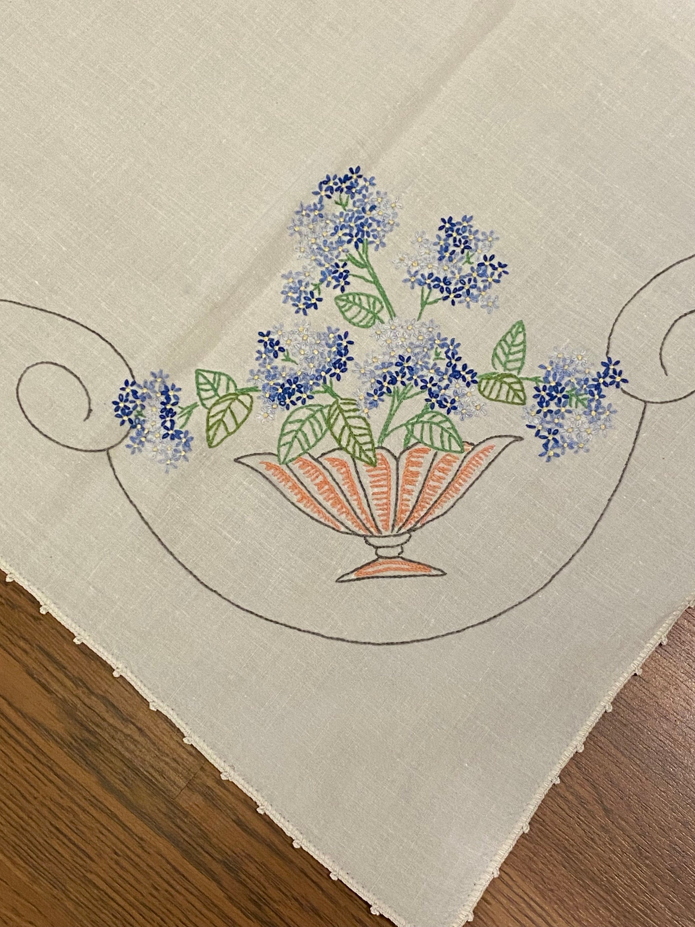 手縫いニードルポイントテーブルクロス：フラワーバスケット刺繍