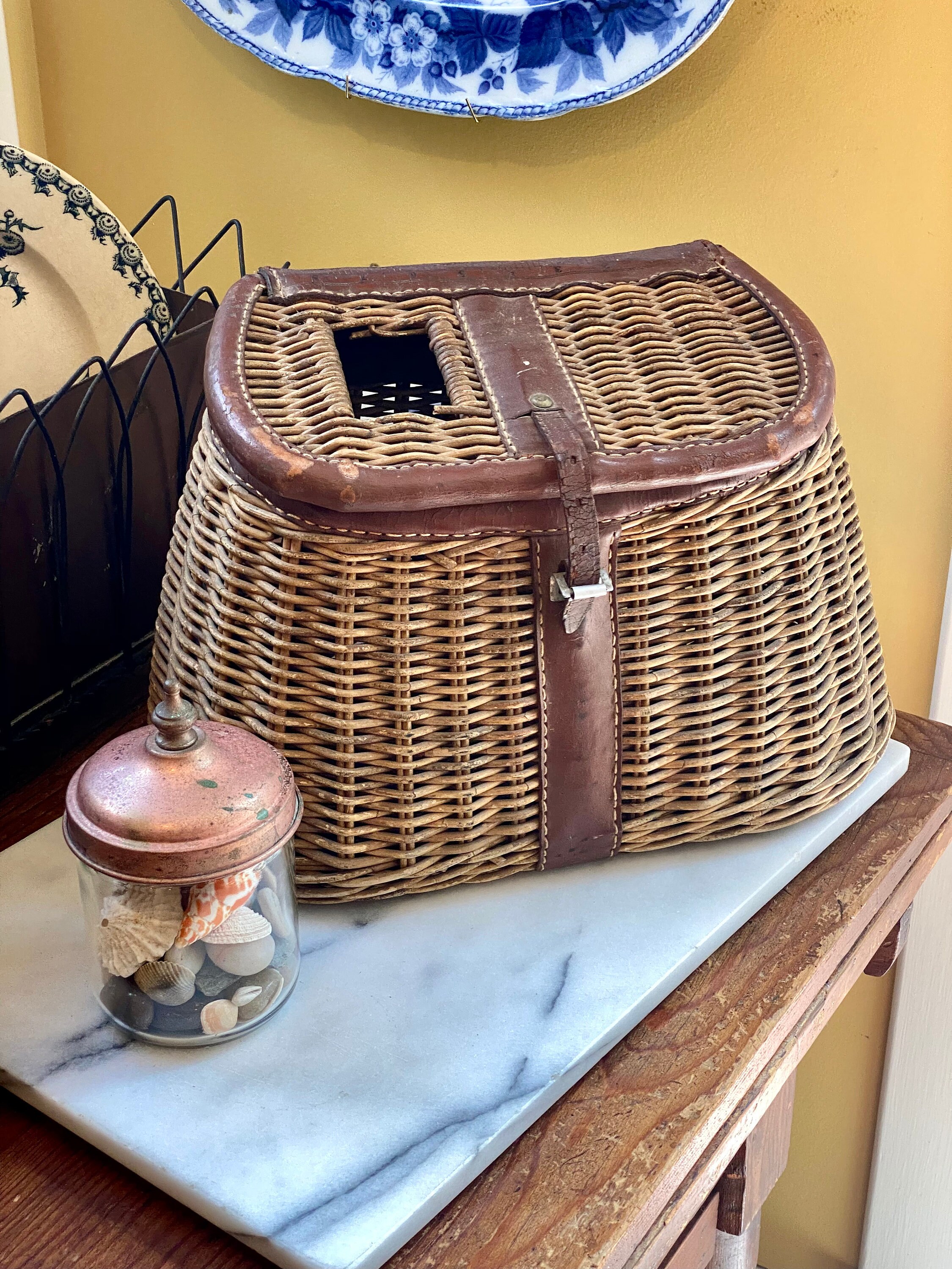 Panier Vintage en Osier en Cuir Cousu Doré, France, 1970s en vente sur