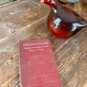Prachtig rood antiek boek 1914 Student Standards of Action