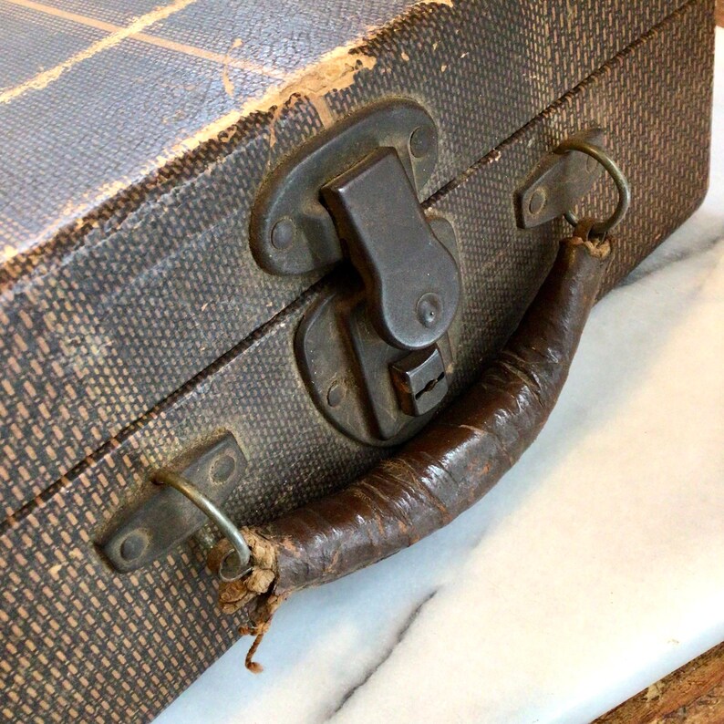 Wunderschöner antiker Koffer, Reisekoffer mit Spiegel, stilvoller Stapel oder Stauraum Bild 6