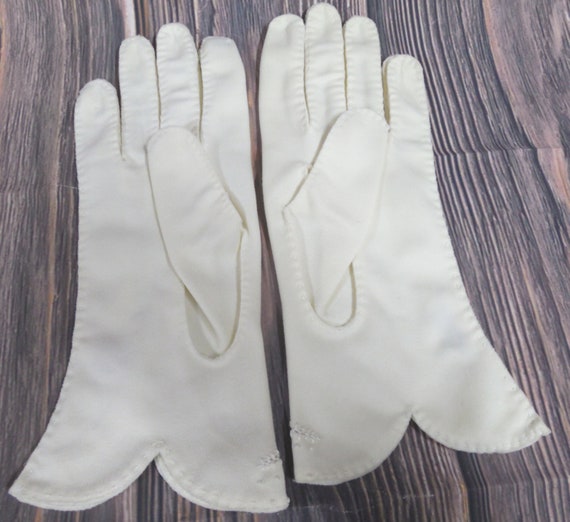 Dawnelle Ladies Gloves/Vintage Ladies Cream Glove… - image 4