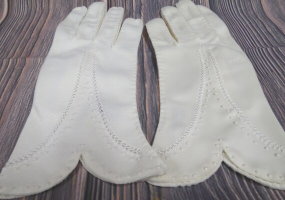 Dawnelle Ladies Gloves/Vintage Ladies Cream Glove… - image 3