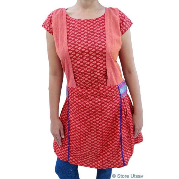 Tunique kurta femme rouge en coton longueur mi-cuisse surpiquée avec gilet et dentelle brodée Aari à la taille | Impression au bloc Gaamthi du Gujarat en Inde