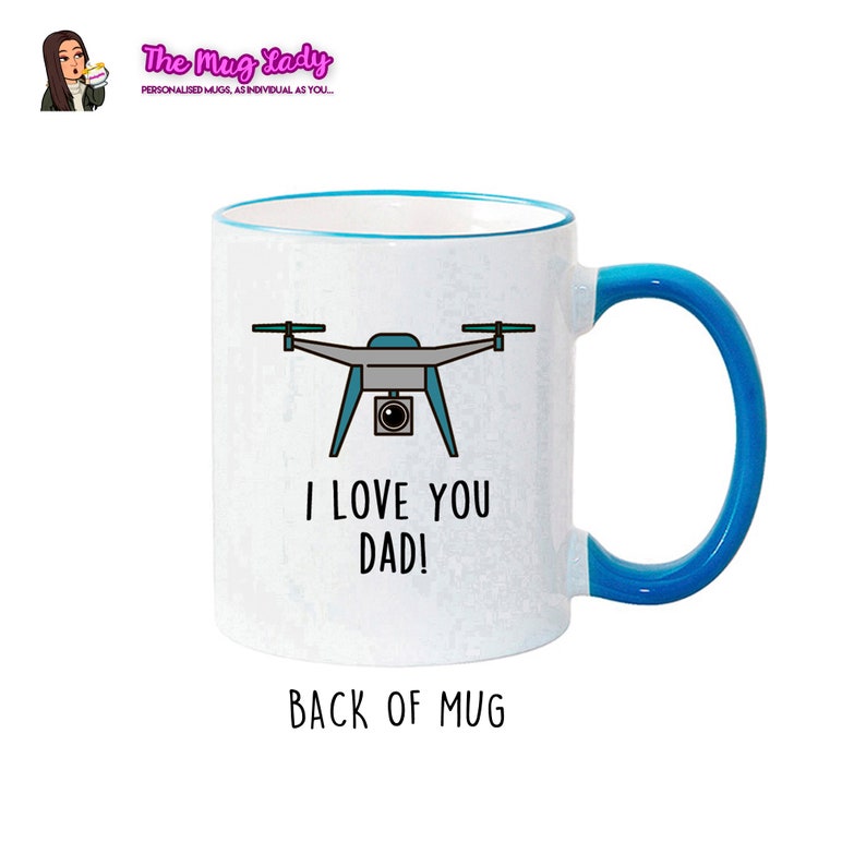 Op de afbeelding: Witte keramische mok met een blauwe rand en handvat. De mok heeft een drone-afbeelding en de tekst "I LOVE YOU DAD!". De achterkant van de mok heeft de tekst "BACK OF MUG".