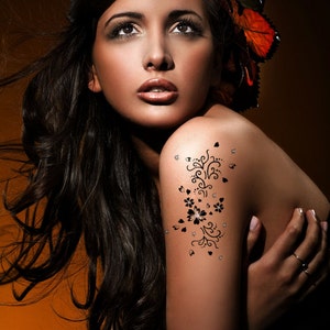 HERZEN UND BLUMEN Addttoo Wasserdichte Körperkunst Schwarz Silber oder Gold Herzen und Blumen Temporäre Tattoo Klare Swarovski® Kristalle DES019