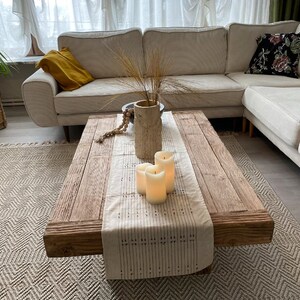 Mesa de centro de madera artesanal, elegante y contemporánea