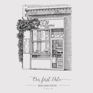 Puede incluir: Un boceto en blanco y negro de una tienda con el nombre "Fellini" sobre la entrada, enmarcado en un marco blanco adornado. El texto "Our first Date" y los nombres están debajo de la imagen. El marco es blanco.