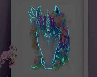 Puede incluir: Una impresión enmarcada de un unicornio con un brillo azul y verde. El unicornio está rodeado de flores y hojas en tonos de rosa, morado y amarillo.