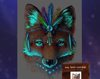 Può includere: Un adesivo che brilla al buio con una volpe che indossa un copricapo con piume e perline. La volpe ha gli occhi azzurri e un manto marrone e arancione. L'adesivo fa parte di un set chiamato "Spooky Animal Glow Stickers" - "Witch Edition".