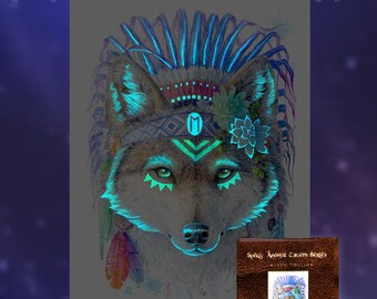 Può includere: Un lupo che brilla al buio con un copricapo nativo americano. Gli occhi e i segni del lupo brillano di blu. Il copricapo è decorato con piume e perline. L'immagine fa parte di un set di "Carte dei Sogni degli Animali Spirituali" con un'etichetta "Edizione Saggezza".