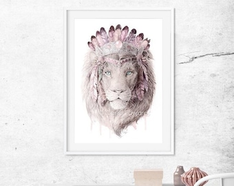 Può includere: Un leone bianco con un copricapo di piume rosa e viola. Gli occhi del leone sono chiusi e lo sfondo è bianco.