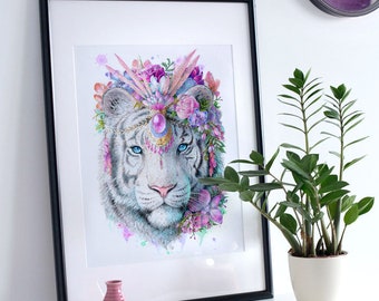 Può includere: Un dipinto ad acquerello di una tigre bianca con occhi azzurri, che indossa una corona di fiori rosa e viola e gioielli. Lo sfondo è un morbido acquerello rosa e blu.