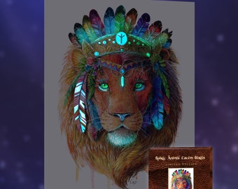 Può includere: Un'illustrazione colorata di un leone che indossa un copricapo con piume e un simbolo di runa. Il leone ha gli occhi verdi e una criniera marrone. L'immagine fa parte di un set di carte "Spirit Animal Tarot Spells".