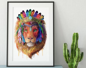 Può includere: Un dipinto ad acquerello di una testa di leone che indossa un copricapo colorato con piume e gioielli. Il leone ha un'espressione fiera e la sua criniera è un mix di arancione, giallo e marrone.