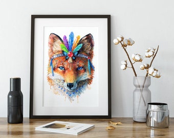 Può includere: Un dipinto ad acquerello di una volpe che indossa un copricapo colorato con piume e perline. La volpe ha un mantello rosso e arancione e occhi blu. Lo sfondo è bianco.