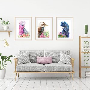 Puede incluir: Tres acuarelas enmarcadas de aves australianas. La pintura de la izquierda presenta un cacat&uacute;a rosa y gris, la pintura del medio presenta un kookaburra y la pintura de la derecha presenta un cacat&uacute;a negro.