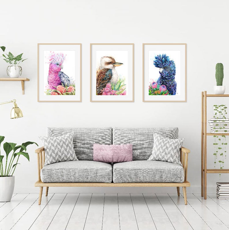 Puede incluir: Tres acuarelas enmarcadas de aves australianas. La pintura de la izquierda presenta un cacat&uacute;a rosa y gris, la pintura del medio presenta un kookaburra y la pintura de la derecha presenta un cacat&uacute;a negro.