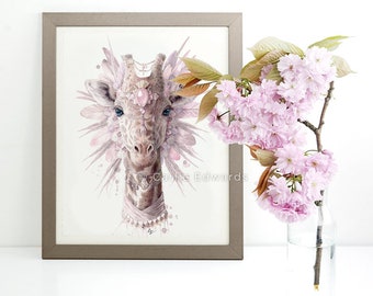 Può includere: Una stampa incorniciata di un dipinto ad acquerello di una giraffa con piume rosa e gioielli. La giraffa indossa una collana di perle e una corona sulla testa. Lo sfondo è bianco. La firma dell'artista, "Carlie Edwards", è nell'angolo in basso a destra della stampa.