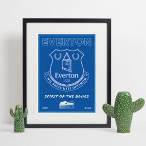 Könnte beinhalten: Eine weiße Keramik-Tasse mit schwarzem Henkel und dem Text "But First, Coffee" in handschriftlichem Stil. Die Tasse fasst wahrscheinlich 325-445 ml, ideal für ein morgendliches Getränk.