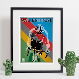 Puede incluir: Un póster de estilo retro con un ciclista que lleva un casco y corre en bicicleta. El póster tiene un fondo a rayas de colores con el texto "VAN DER POEL" en letras negritas en la parte superior. El póster también incluye el texto "FTW ART" en la parte inferior.