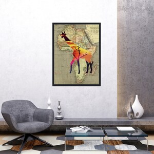 Poster su carta opaca di qualità museale. Giraffa astratta come decorazione per safari africano / grande opera d'arte con mappa vintage della fauna selvatica / semplice arte murale moderna
