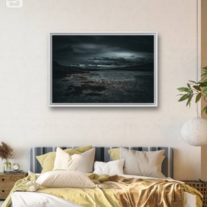 Mattes Papier in Museumsqualität. 24x36 Poster von der Natur inspirierten Wanddekoration mit dunkelblauem Strandsand Foto. entspannende Fotografie.
