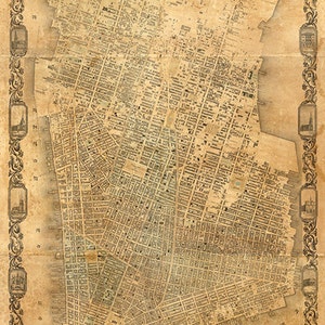 Op de afbeelding: Antieke kaart van New York City, met een gedetailleerd stratenpatroon en waterkant. De kaart is gedrukt op verouderd papier met een decoratieve rand. De titel "Map of the City of New York" is onderaan zichtbaar.