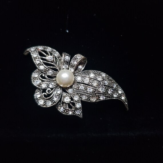 Vintage Rhinestone and Faux Pearl Brooch - image 1