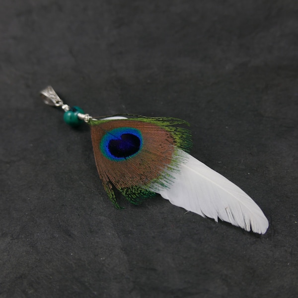 Pendentif en plumes naturelles