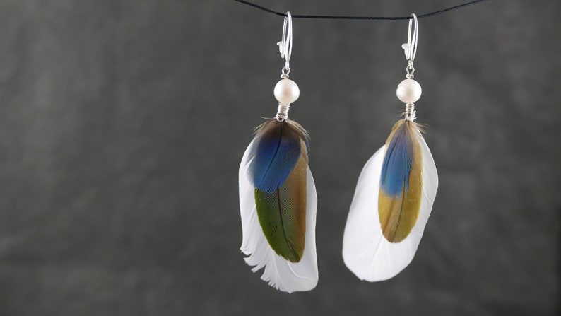 Pair of earrings in natural feathers