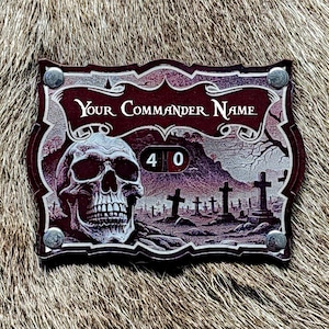 Op de afbeelding: Een roodbruine, lederachtige plaquette met een schedel, een begraafplaats en de tekst "Your Commander Name" en "4 0".