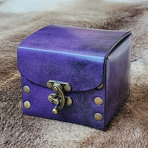 Leren deckbox voor Magic: the Gathering MTG. Paars en zwart, geschikt voor 100 kaarten met dubbele sleeve.