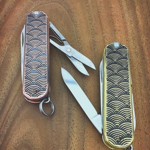 Canivete Victorinox Classic SD com padrão seigaiha (onda) envelhecido em relevo