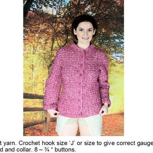 Puede incluir: Un cárdigan de punto de puff rosa con una solapa de botones y un cuello. El cárdigan está tejido en punto de puff y está disponible en tallas Small, Medium, Large, Extra Large y 2X. El patrón es para un tejedor de nivel intermedio. 534 Puff Shell Cardigan Sweater