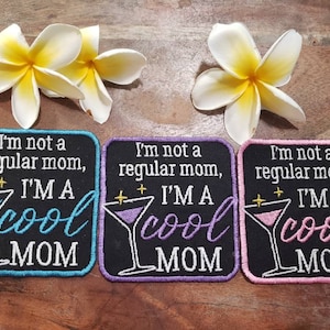 Parche bordado Cool Mom: se puede planchar o colocar con velcro (varios colores disponibles)